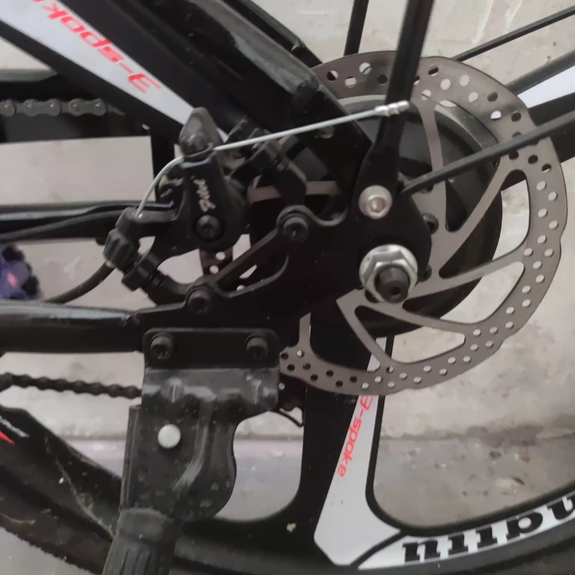 【凤凰牌电助力自行车】 [个人卖家，童叟无欺，支持面交] 日期：23年4月 品相：九成新，车库长大，无使用痕迹，膜还没撕（图4） 特点：七档变速（图3），真正的